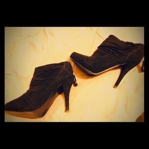 GUESS BLACK FAUX SUEDE ANKLE BOOTS